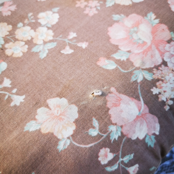 Vintage Wicker Basket with Articulated Handles and Padded Fabric Bottom and Lace - Picture 9 of 17